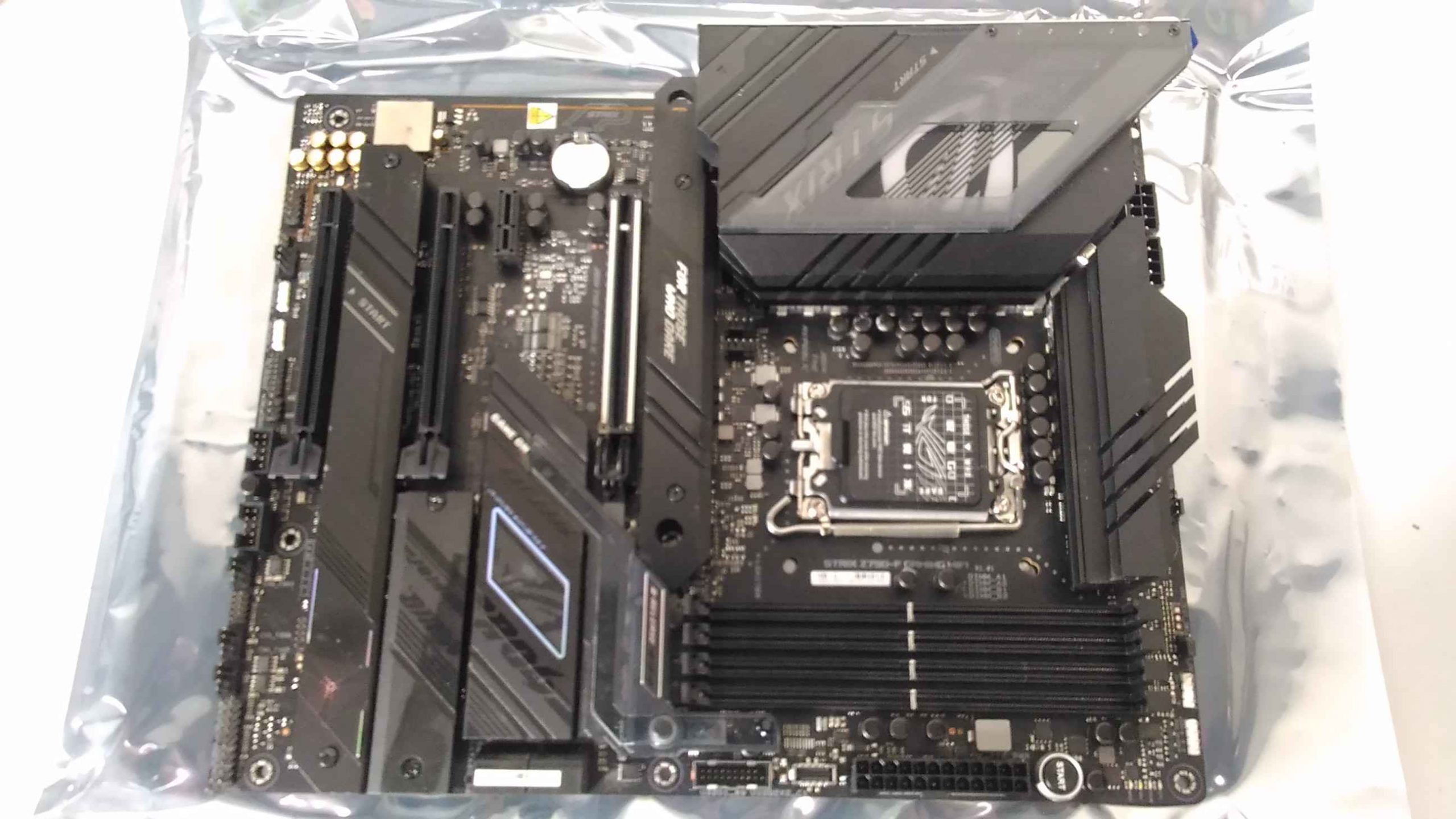 SALE OUT. Asus ROG STRIX Z790-F GAMING WIFI Processor family Intel Processor socket LGA1700 DDR5 DIMM Memory slots 4 Supported hard disk drive interfaces SATA, M.2 Number of SATA connectors 4 Chipset Intel Z790 ATX USED, REFURBISHED, WITHOUT ORIGINAL PACKAGING AND ACCESSORIES, ONLY BACKPANEL AND ANTENNA INCLUDED