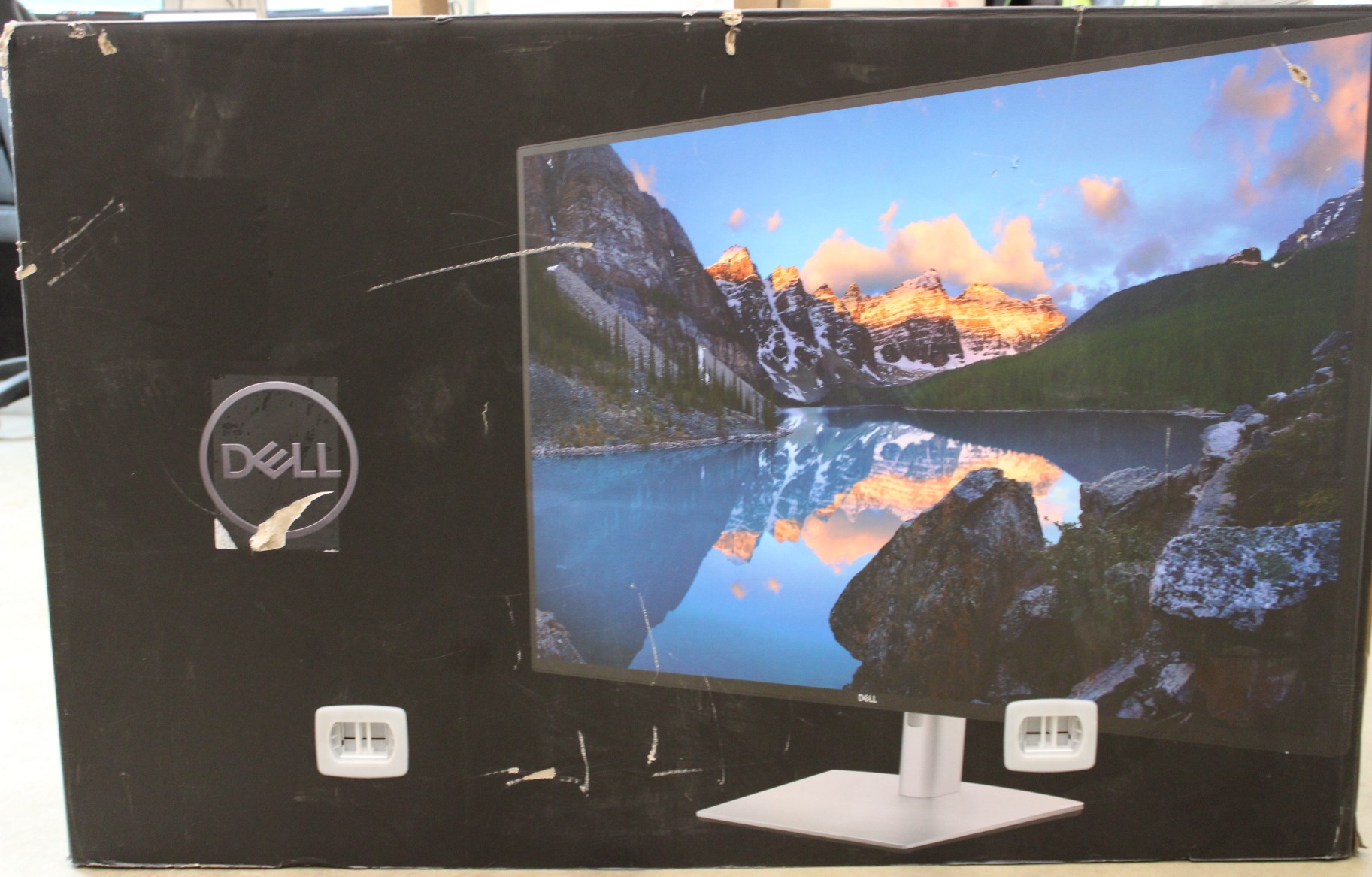 SALE OUT. Dell LCD U4323QE 42.5" IPS 4K UHD/3840x2160/HDMI,DP,USB-C,USB,RJ-45/White Dell USB-C Hub Monitor U4323QE 42.5 " IPS UHD 16:9 60 Hz 5 ms 3840 x 2160 350 cd/m² HDMI ports quantity 2 Warranty 35 month(s) DAMAGED PACKAGING, UNPACKED, SCRATCHED ITEM LEG - Image 2