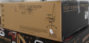 SALE OUT. Razer Iskur V2 X NewGen Gaming Chair Black/Green DAMAGED ITEM AND PACKAGING. ITEM SCRATCHED, DIRTY. MISSING: GLOVES 36 month(s)