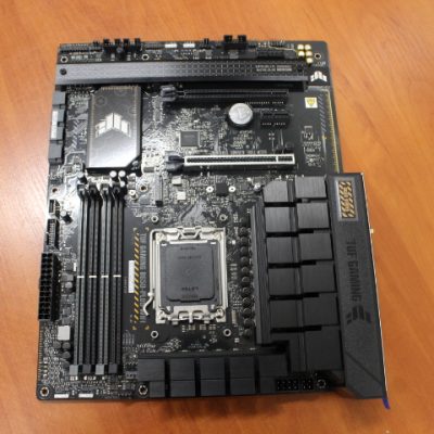SALE OUT. Asus TUF GAMING B650-PLUS WIFI Processor family AMD Processor socket AM5 DDR5 DIMM Memory slots 4 Supported hard disk drive interfaces SATA, M.2 Number of SATA connectors 4 Chipset AMD B650 ATX WITHOUT ORIGINAL PACKAGING AND ACCESSORIES, ONLY BACK PANEL INCLUDED