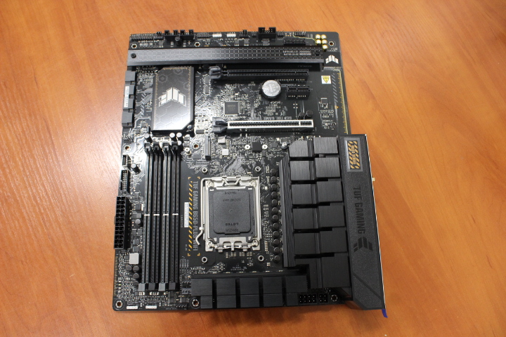 SALE OUT. Asus TUF GAMING B650-PLUS WIFI Processor family AMD Processor socket AM5 DDR5 DIMM Memory slots 4 Supported hard disk drive interfaces SATA, M.2 Number of SATA connectors 4 Chipset AMD B650 ATX WITHOUT ORIGINAL PACKAGING AND ACCESSORIES, ONLY BACK PANEL INCLUDED