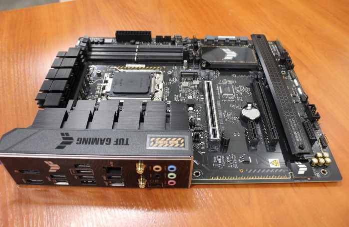 SALE OUT. Asus TUF GAMING B650-PLUS WIFI Processor family AMD Processor socket AM5 DDR5 DIMM Memory slots 4 Supported hard disk drive interfaces SATA, M.2 Number of SATA connectors 4 Chipset AMD B650 ATX WITHOUT ORIGINAL PACKAGING AND ACCESSORIES, ONLY BACK PANEL INCLUDED - Image 2